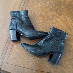Blondo waterproof leather snake skin print leather heeled zip boots 7M Women’s